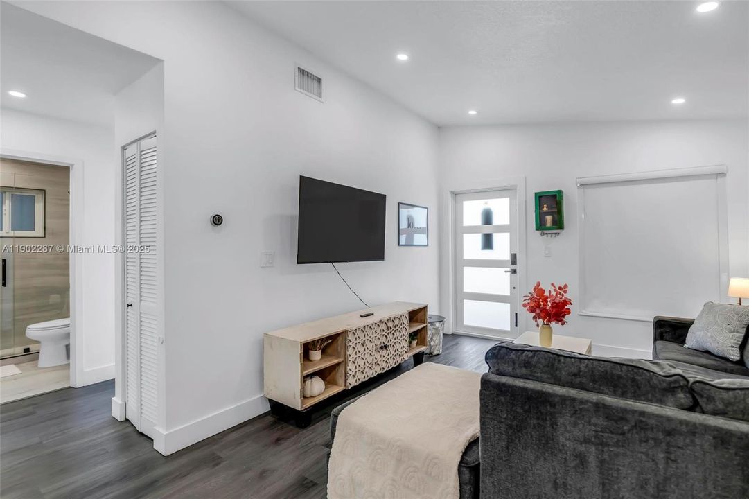 For Sale: $580,000 (3 beds, 2 baths, 1378 Square Feet)