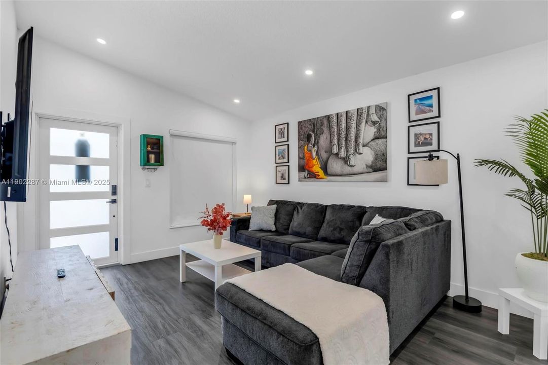 For Sale: $580,000 (3 beds, 2 baths, 1378 Square Feet)