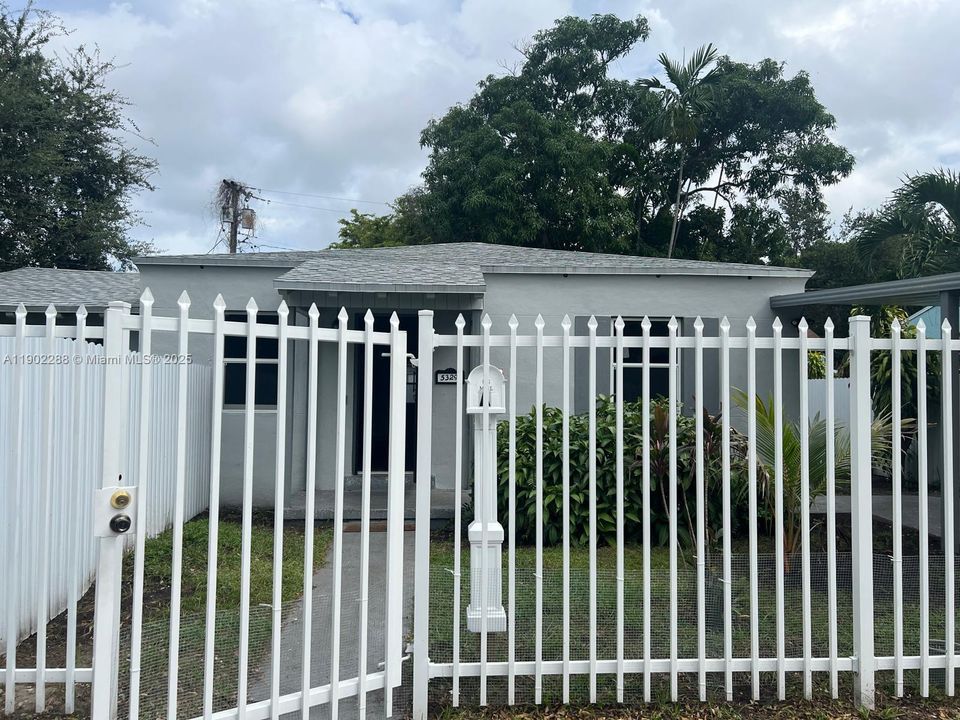 For Rent: $3,700 (3 beds, 2 baths, 1408 Square Feet)