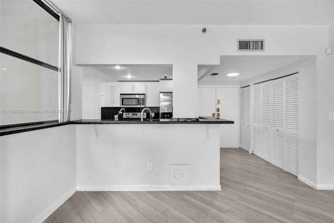 合同活跃: $2,450 (2 贝兹, 2 浴室, 1260 平方英尺)