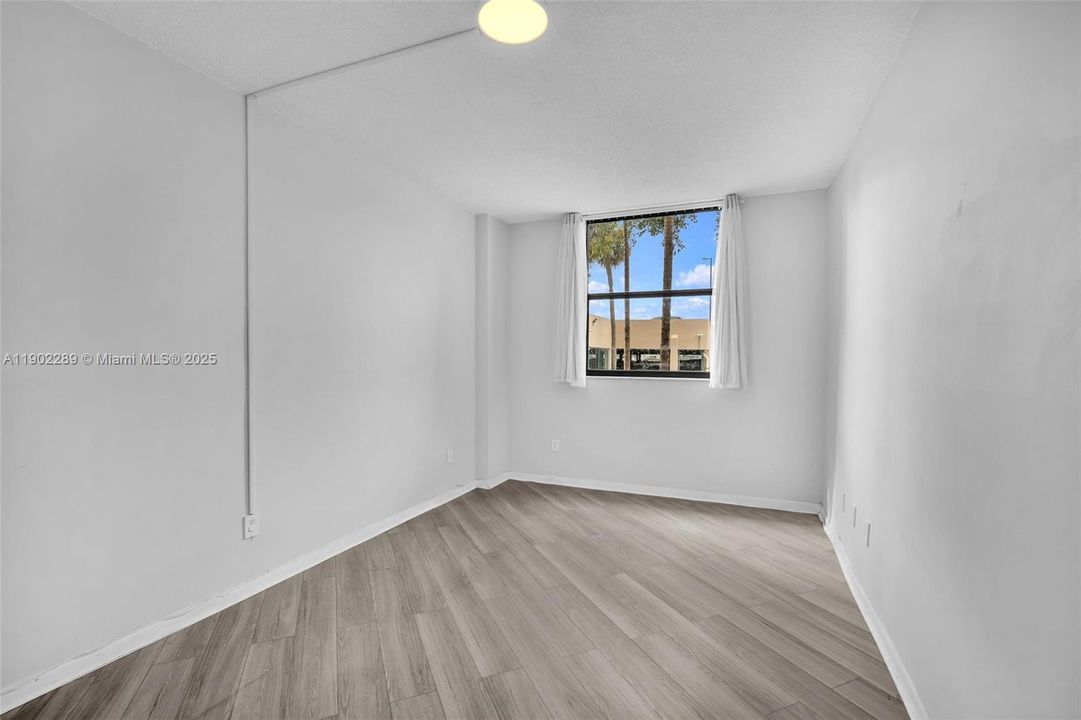 合同活跃: $2,450 (2 贝兹, 2 浴室, 1260 平方英尺)