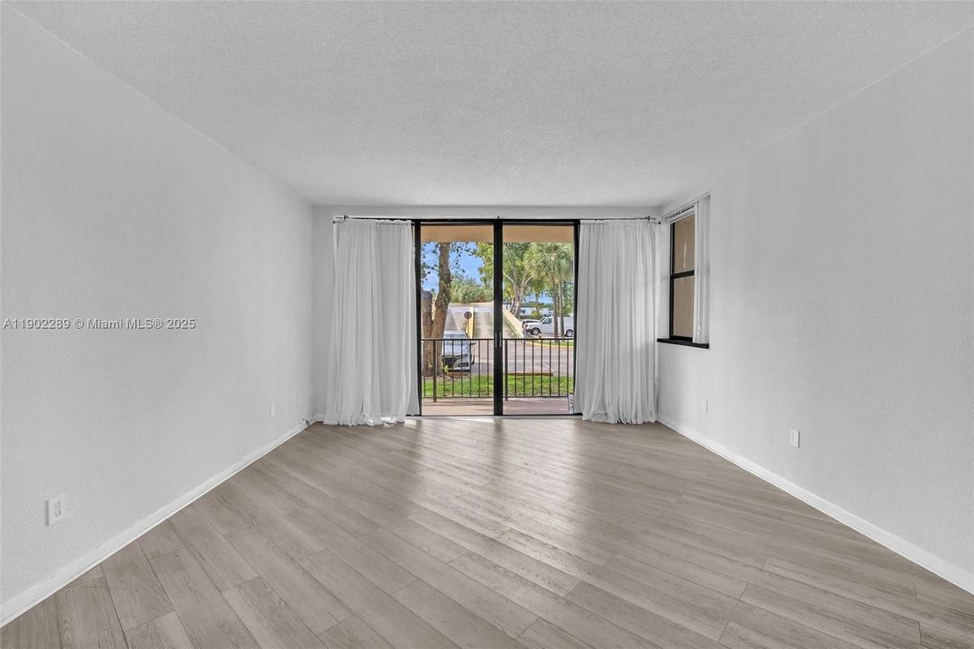 合同活跃: $2,450 (2 贝兹, 2 浴室, 1260 平方英尺)