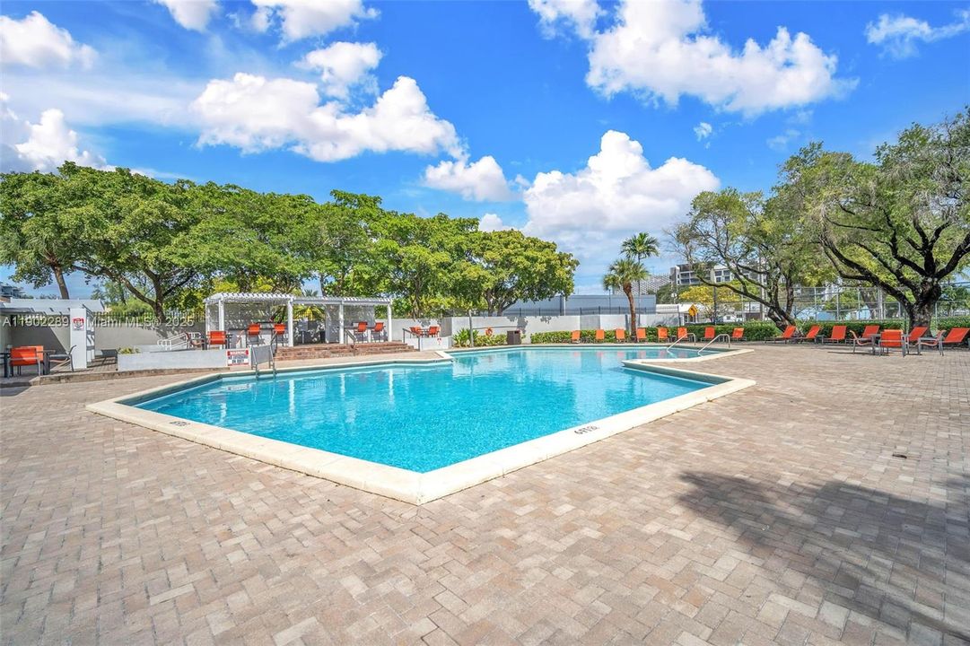 合同活跃: $2,450 (2 贝兹, 2 浴室, 1260 平方英尺)