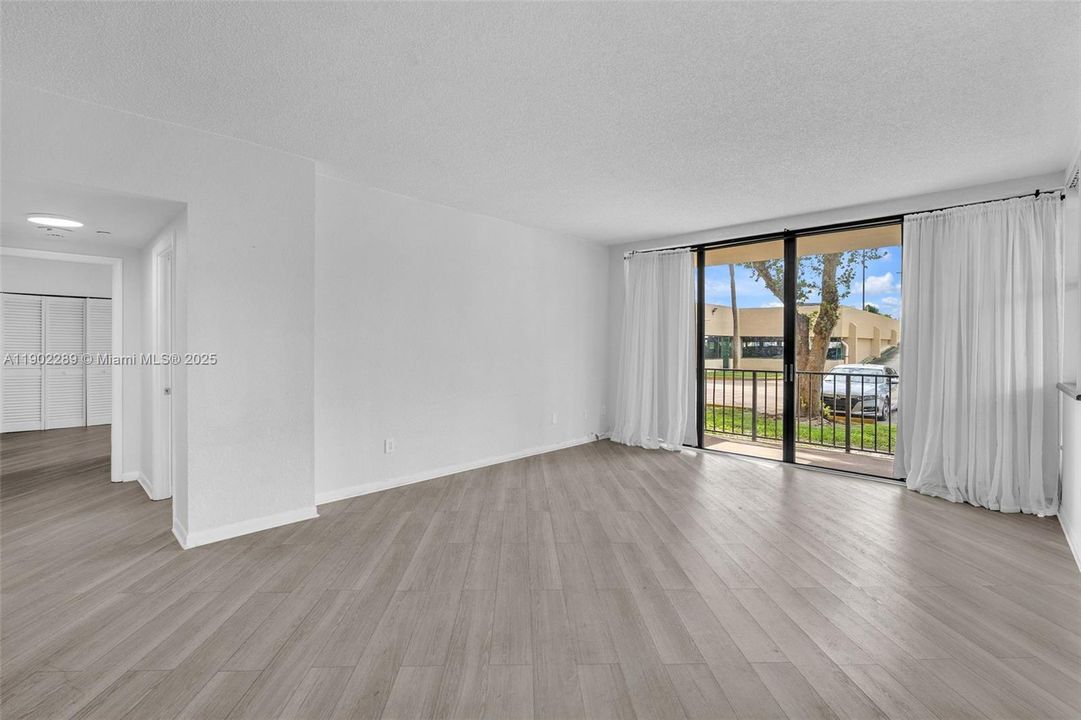 合同活跃: $2,450 (2 贝兹, 2 浴室, 1260 平方英尺)