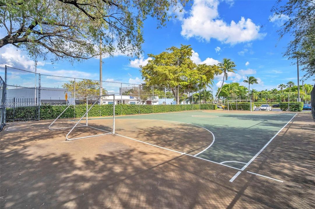 合同活跃: $2,450 (2 贝兹, 2 浴室, 1260 平方英尺)