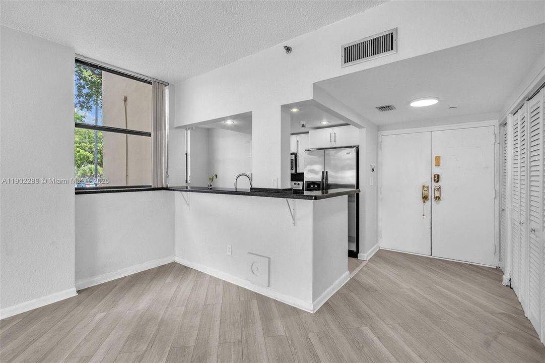 合同活跃: $2,450 (2 贝兹, 2 浴室, 1260 平方英尺)