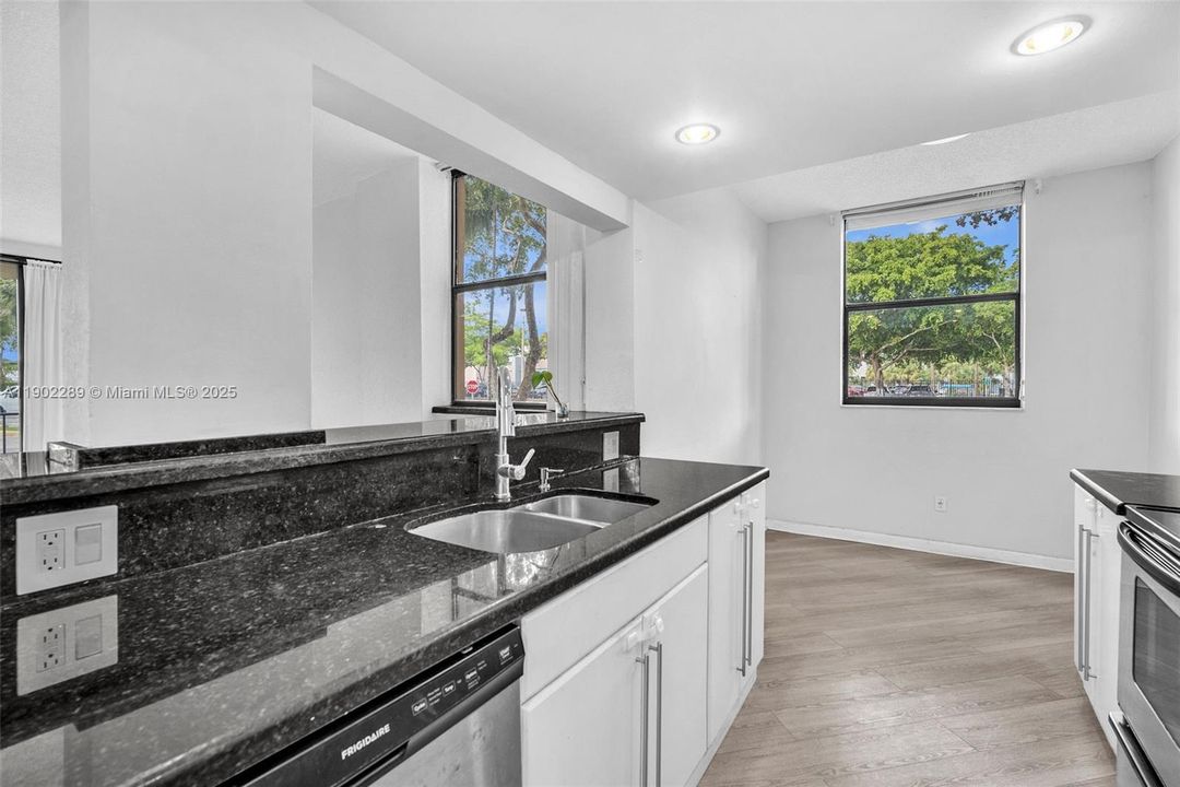 合同活跃: $2,450 (2 贝兹, 2 浴室, 1260 平方英尺)