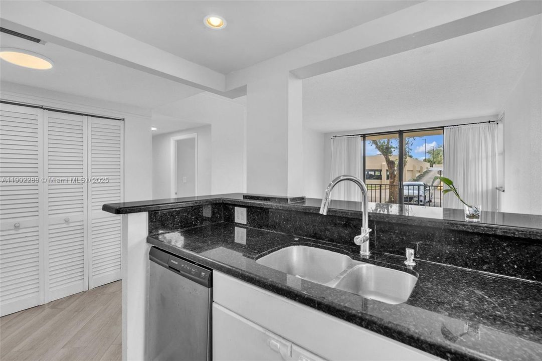 合同活跃: $2,450 (2 贝兹, 2 浴室, 1260 平方英尺)