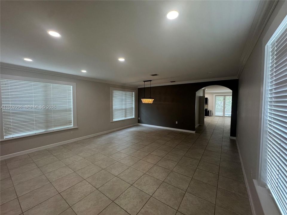 出租: $4,800 (4 贝兹, 3 浴室, 3080 平方英尺)