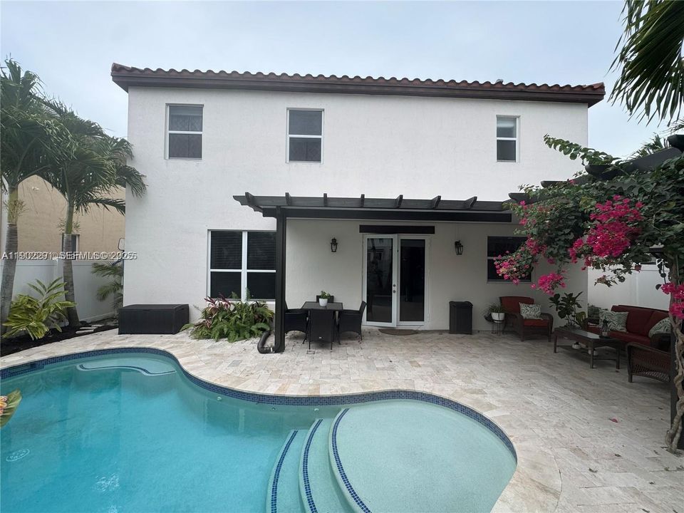 出租: $4,700 (4 贝兹, 3 浴室, 3080 平方英尺)