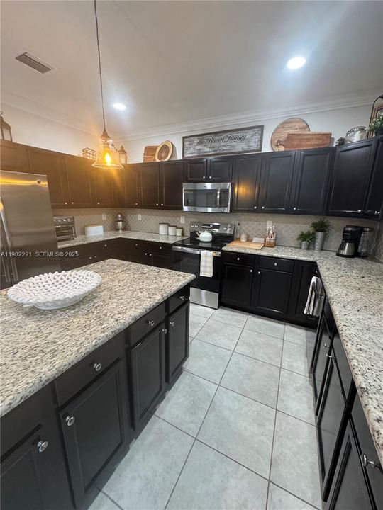 出租: $4,800 (4 贝兹, 3 浴室, 3080 平方英尺)