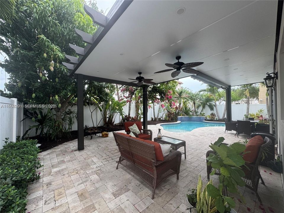 出租: $4,700 (4 贝兹, 3 浴室, 3080 平方英尺)