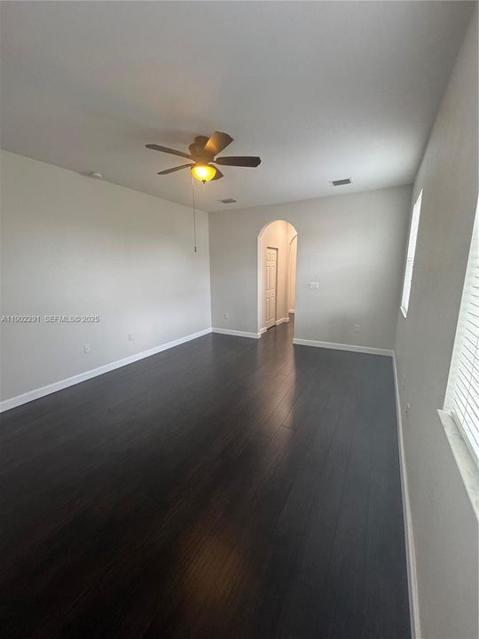 出租: $4,800 (4 贝兹, 3 浴室, 3080 平方英尺)