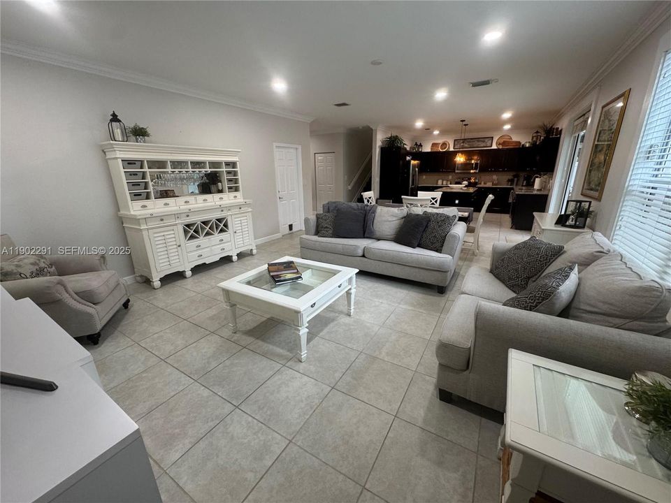 出租: $4,800 (4 贝兹, 3 浴室, 3080 平方英尺)