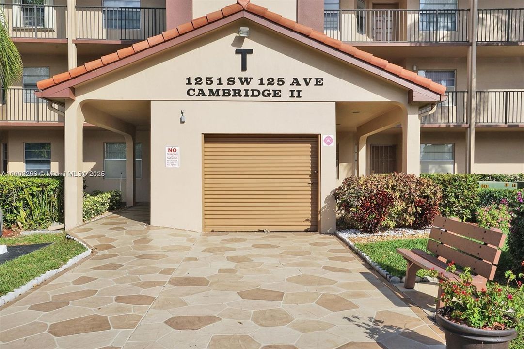 Active With Contract: $1,800 (2 beds, 2 baths, 1100 Square Feet)