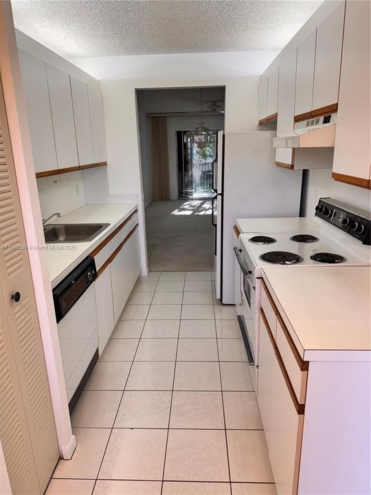 Active With Contract: $1,800 (2 beds, 2 baths, 1100 Square Feet)