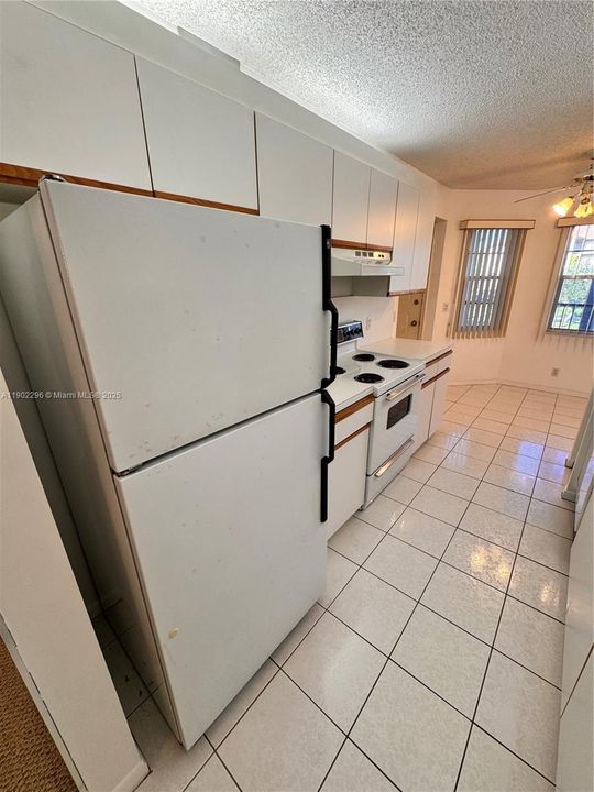Active With Contract: $1,800 (2 beds, 2 baths, 1100 Square Feet)