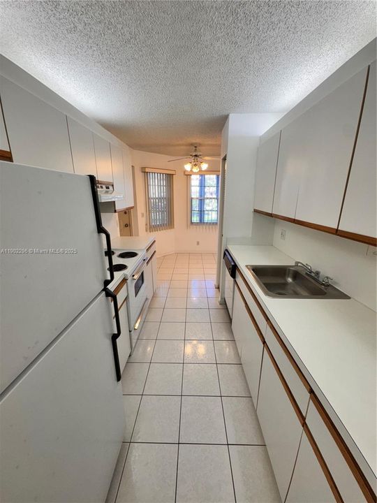 Active With Contract: $1,800 (2 beds, 2 baths, 1100 Square Feet)