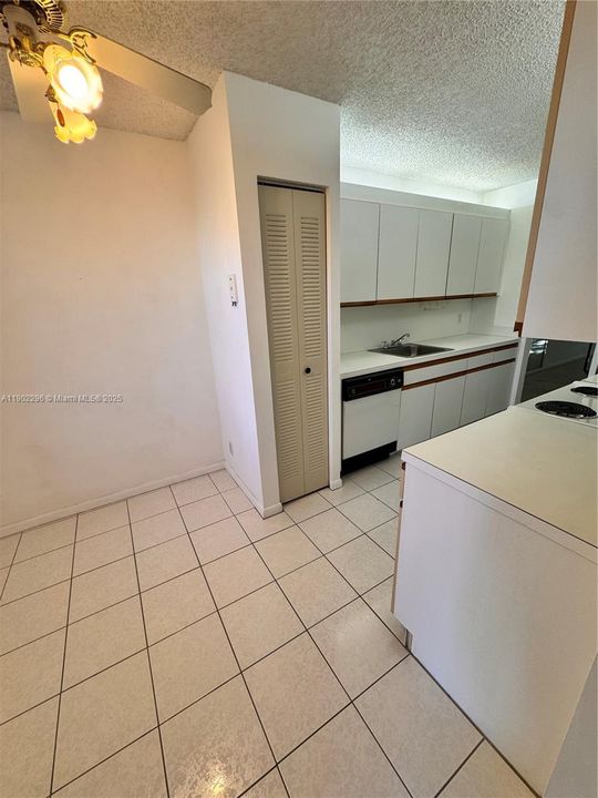 Active With Contract: $1,800 (2 beds, 2 baths, 1100 Square Feet)