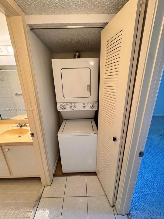 Active With Contract: $1,800 (2 beds, 2 baths, 1100 Square Feet)