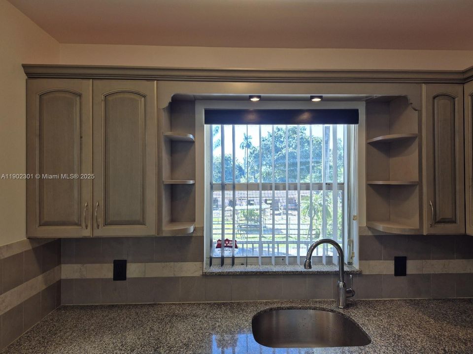 For Rent: $2,200 (2 beds, 2 baths, 990 Square Feet)