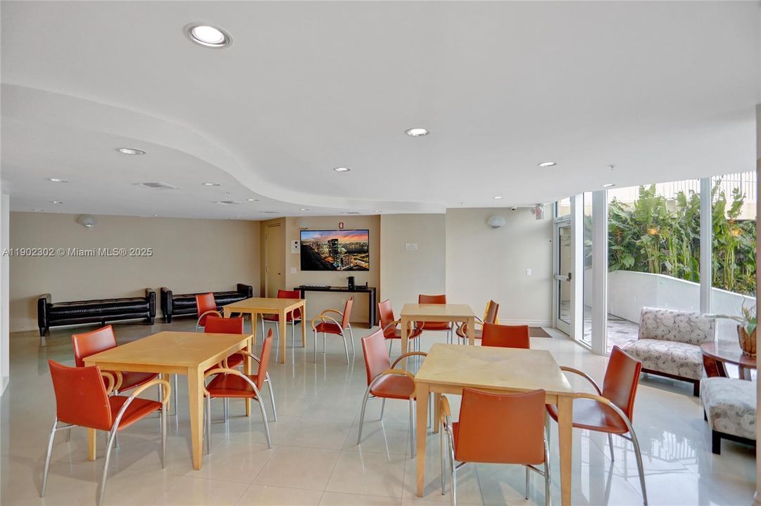 For Sale: $665,000 (2 beds, 2 baths, 1610 Square Feet)