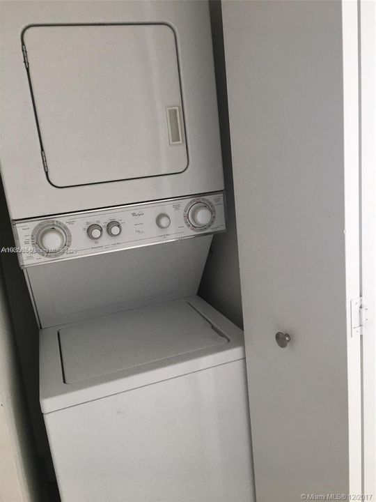 For Sale: $398,000 (2 beds, 2 baths, 967 Square Feet)