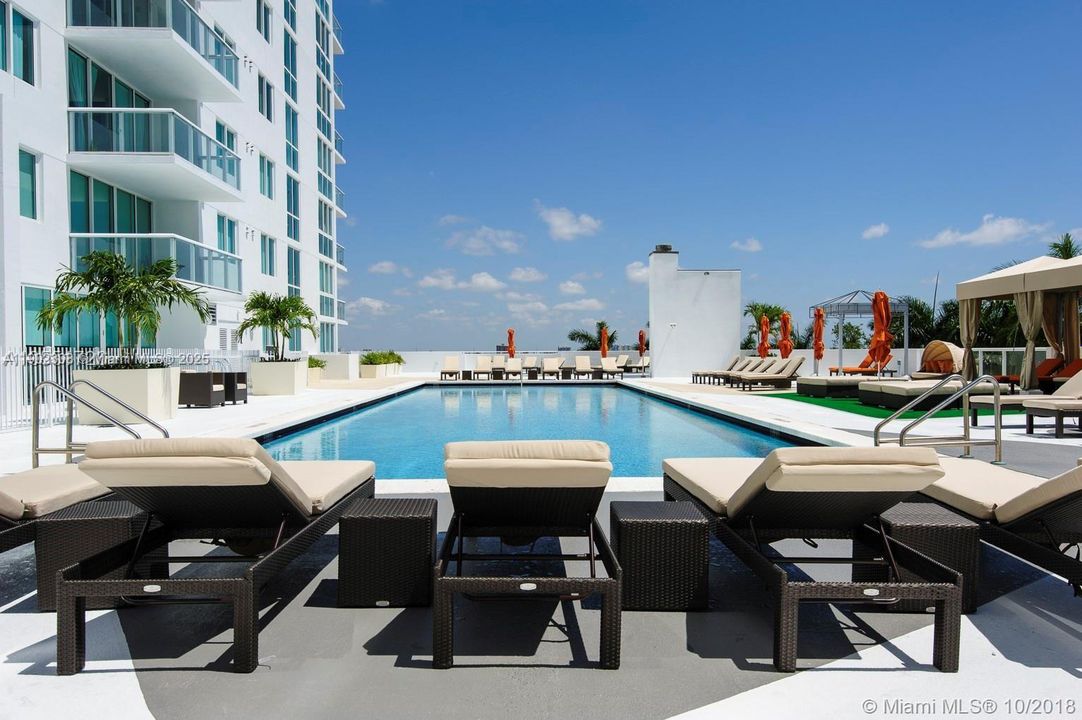 For Sale: $398,000 (2 beds, 2 baths, 967 Square Feet)