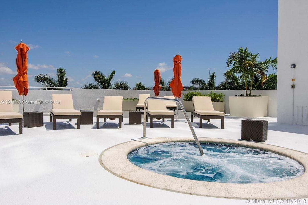 For Sale: $398,000 (2 beds, 2 baths, 967 Square Feet)