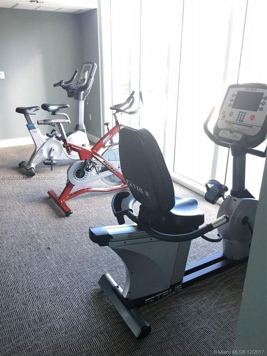 For Sale: $398,000 (2 beds, 2 baths, 967 Square Feet)