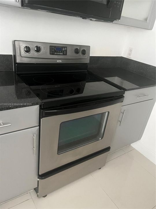 For Sale: $398,000 (2 beds, 2 baths, 967 Square Feet)