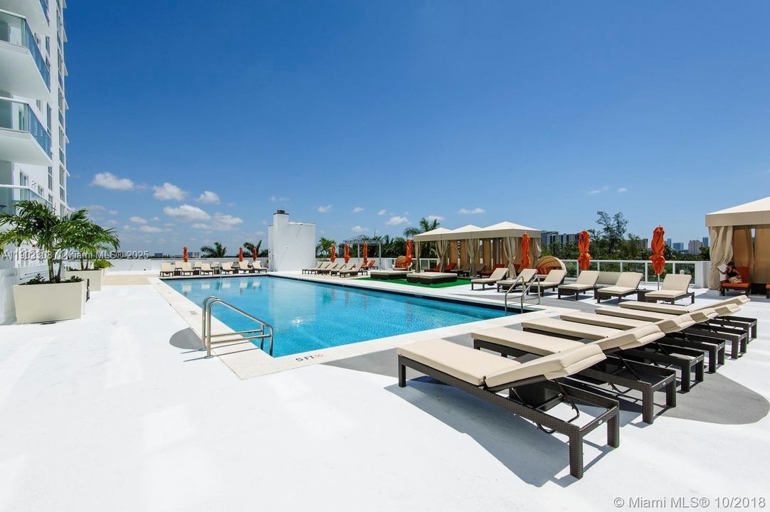 For Sale: $398,000 (2 beds, 2 baths, 967 Square Feet)