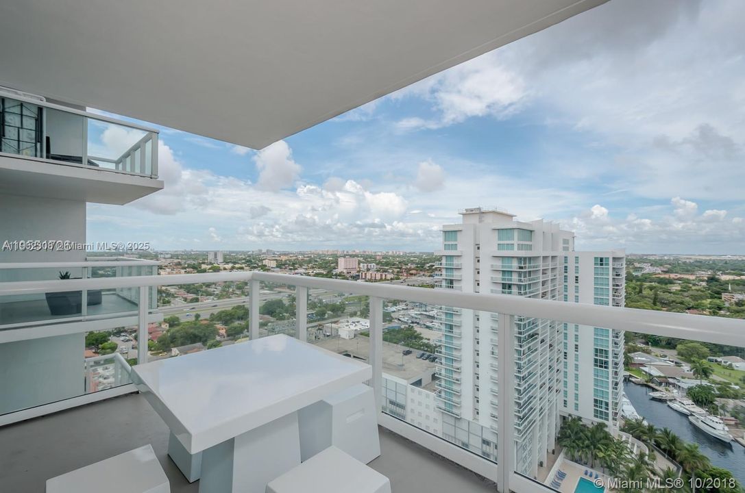 For Sale: $398,000 (2 beds, 2 baths, 967 Square Feet)