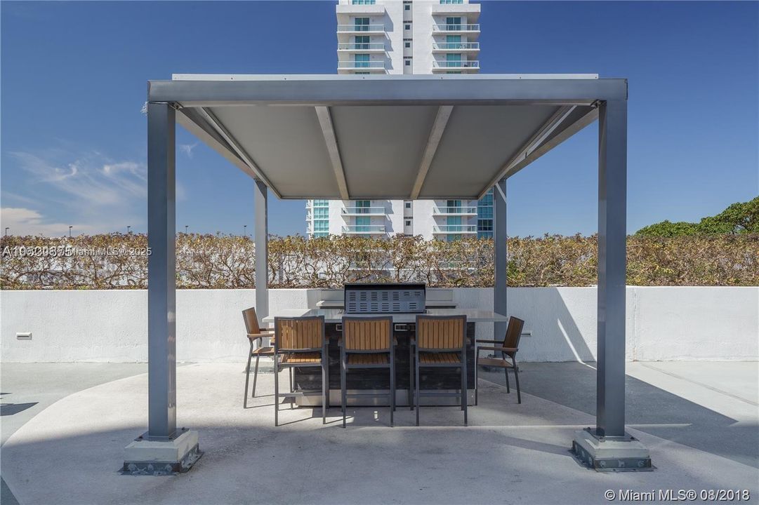 For Sale: $398,000 (2 beds, 2 baths, 967 Square Feet)