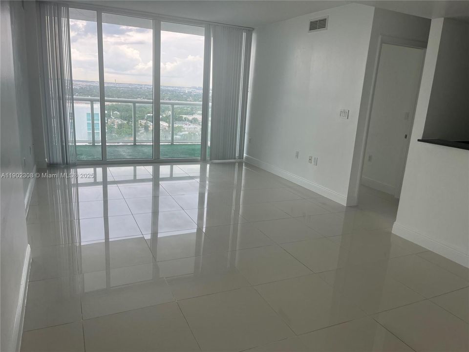 For Sale: $398,000 (2 beds, 2 baths, 967 Square Feet)