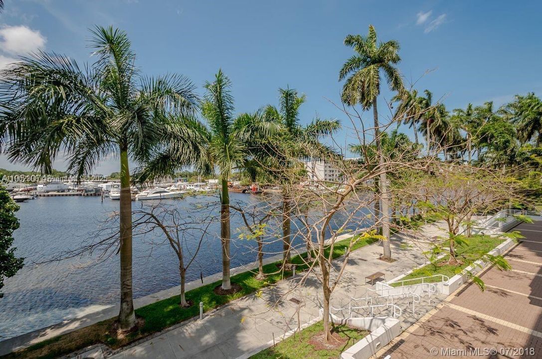 For Sale: $398,000 (2 beds, 2 baths, 967 Square Feet)