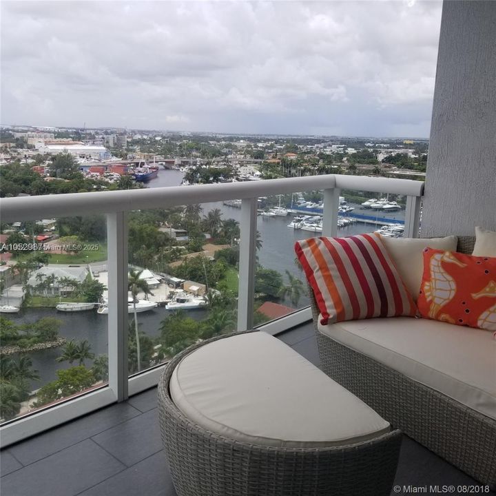 For Sale: $398,000 (2 beds, 2 baths, 967 Square Feet)