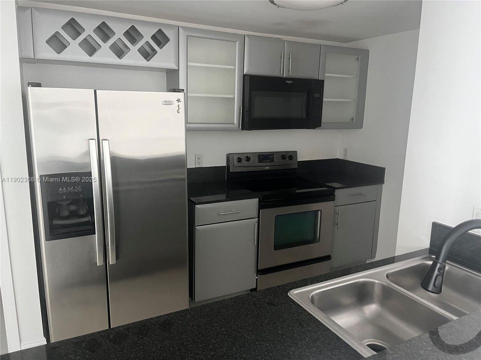 For Sale: $398,000 (2 beds, 2 baths, 967 Square Feet)