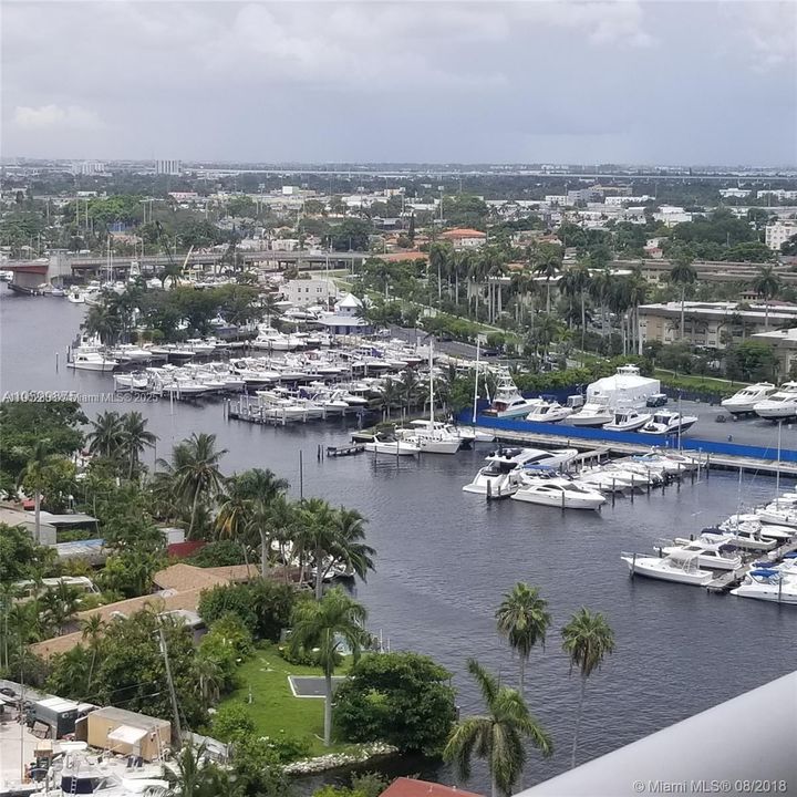 For Sale: $398,000 (2 beds, 2 baths, 967 Square Feet)