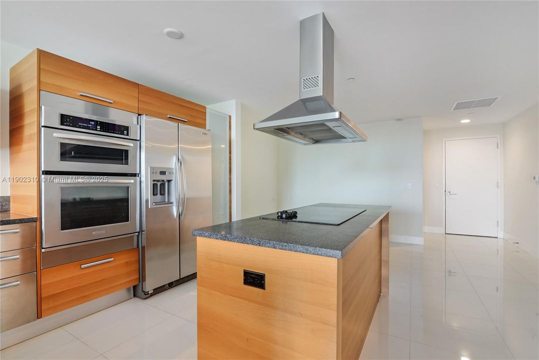 For Sale: $792,000 (2 beds, 3 baths, 1552 Square Feet)