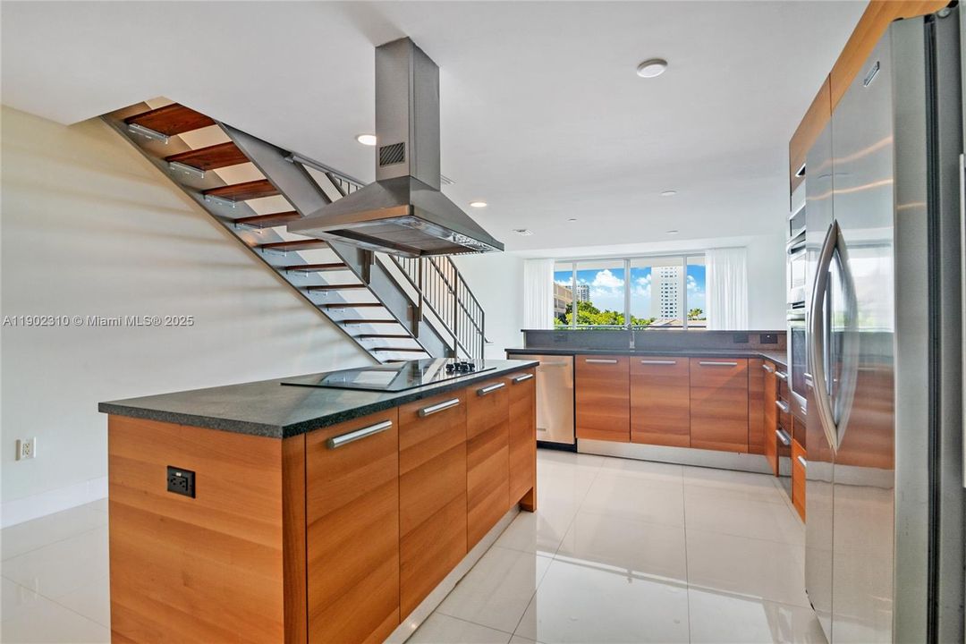 For Sale: $792,000 (2 beds, 3 baths, 1552 Square Feet)