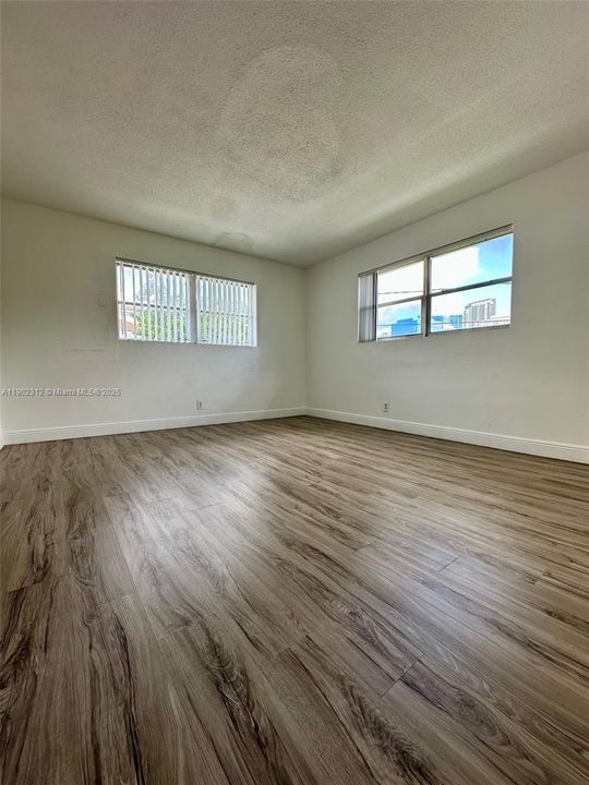 合同活跃: $2,100 (2 贝兹, 2 浴室, 0 平方英尺)