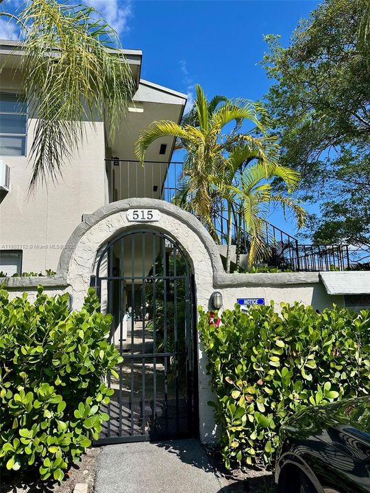 合同活跃: $2,100 (2 贝兹, 2 浴室, 0 平方英尺)