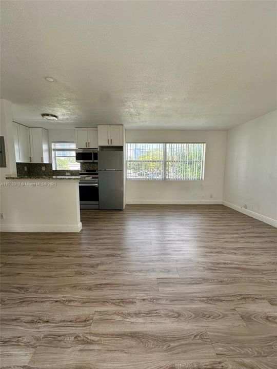 合同活跃: $2,100 (2 贝兹, 2 浴室, 0 平方英尺)