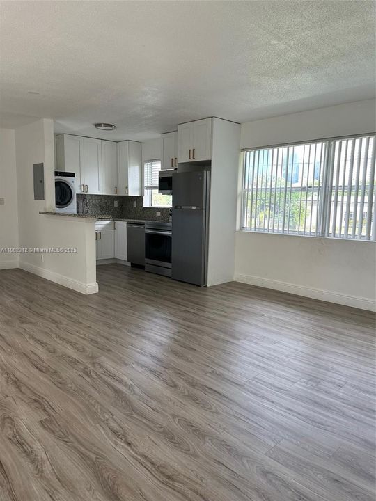 合同活跃: $2,100 (2 贝兹, 2 浴室, 0 平方英尺)