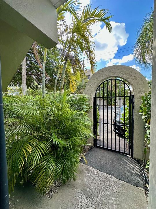 合同活跃: $2,100 (2 贝兹, 2 浴室, 0 平方英尺)