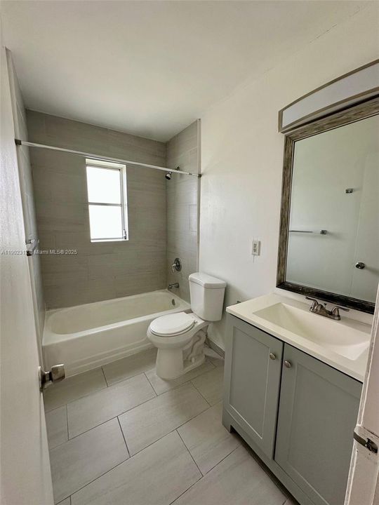 合同活跃: $2,100 (2 贝兹, 2 浴室, 0 平方英尺)