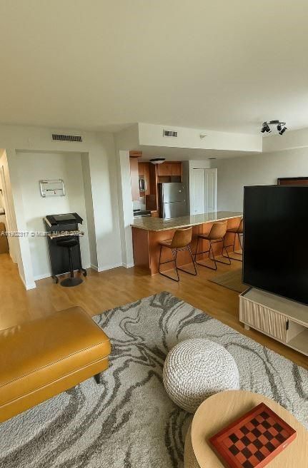 Recently Rented: $2,400 (1 beds, 1 baths, 831 Square Feet)