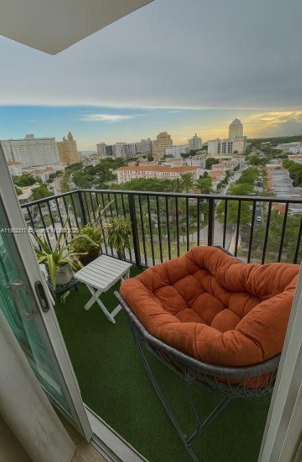 Recently Rented: $2,400 (1 beds, 1 baths, 831 Square Feet)