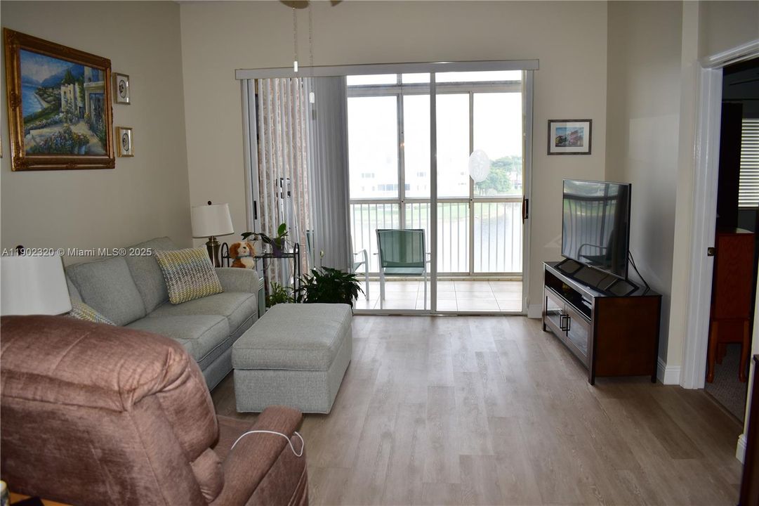 For Sale: $169,000 (2 beds, 2 baths, 1215 Square Feet)